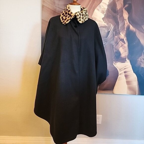 Vintage woman's black fleece cape leopard print collar One Size 2 Button - Picture 1 of 6